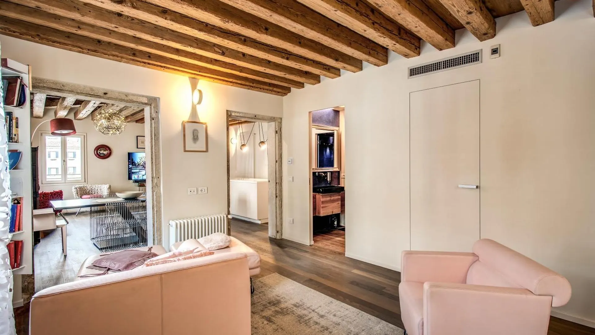 Stunning Venetian Apartment By Biennale Gardens