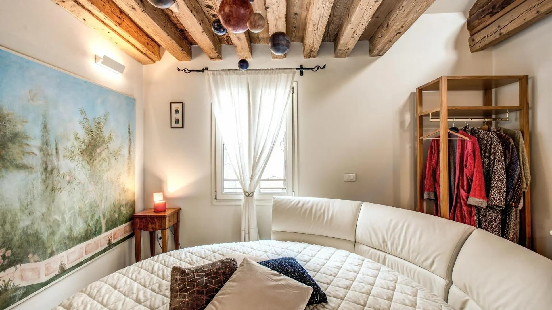 Stunning Venetian Apartment By Biennale Gardens