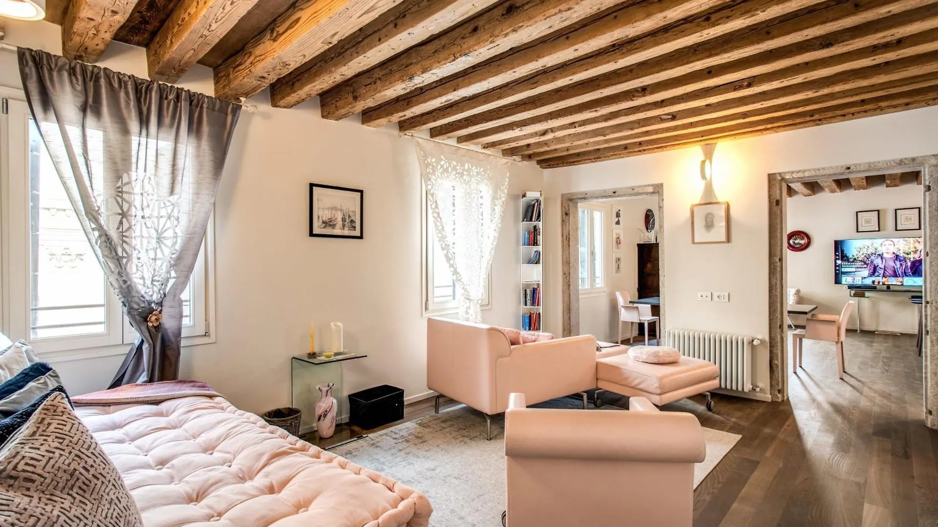 Stunning Venetian Apartment By Biennale Gardens