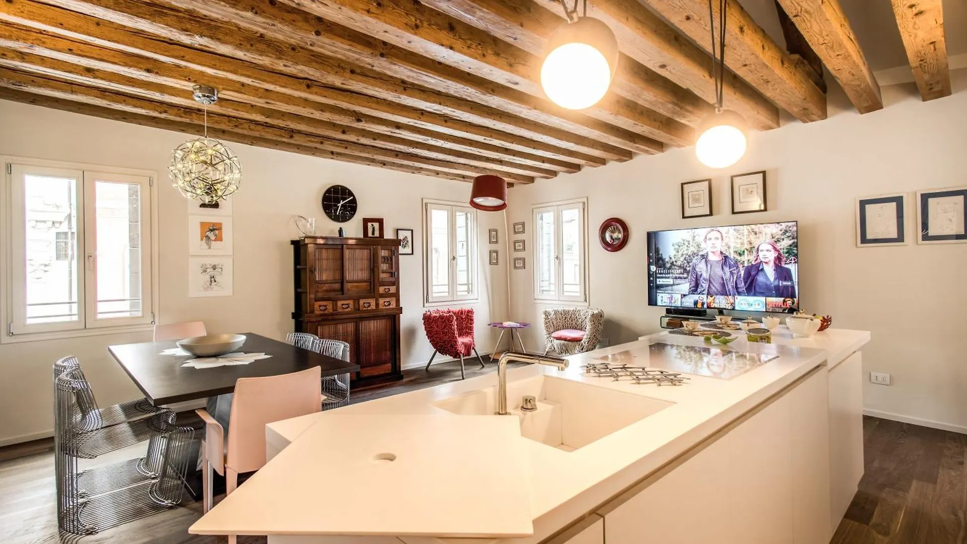 Stunning Venetian Apartment By Biennale Gardens