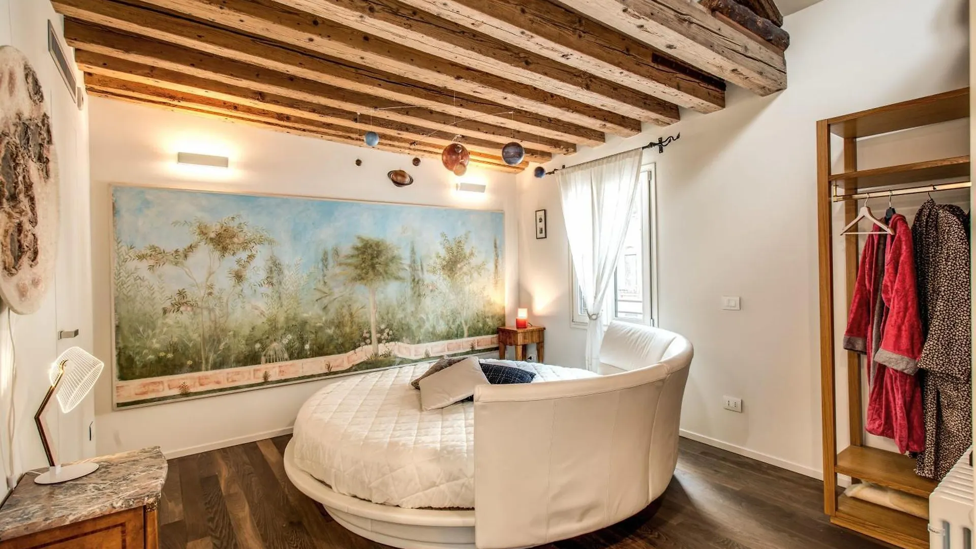Stunning Venetian Apartment By Biennale Gardens