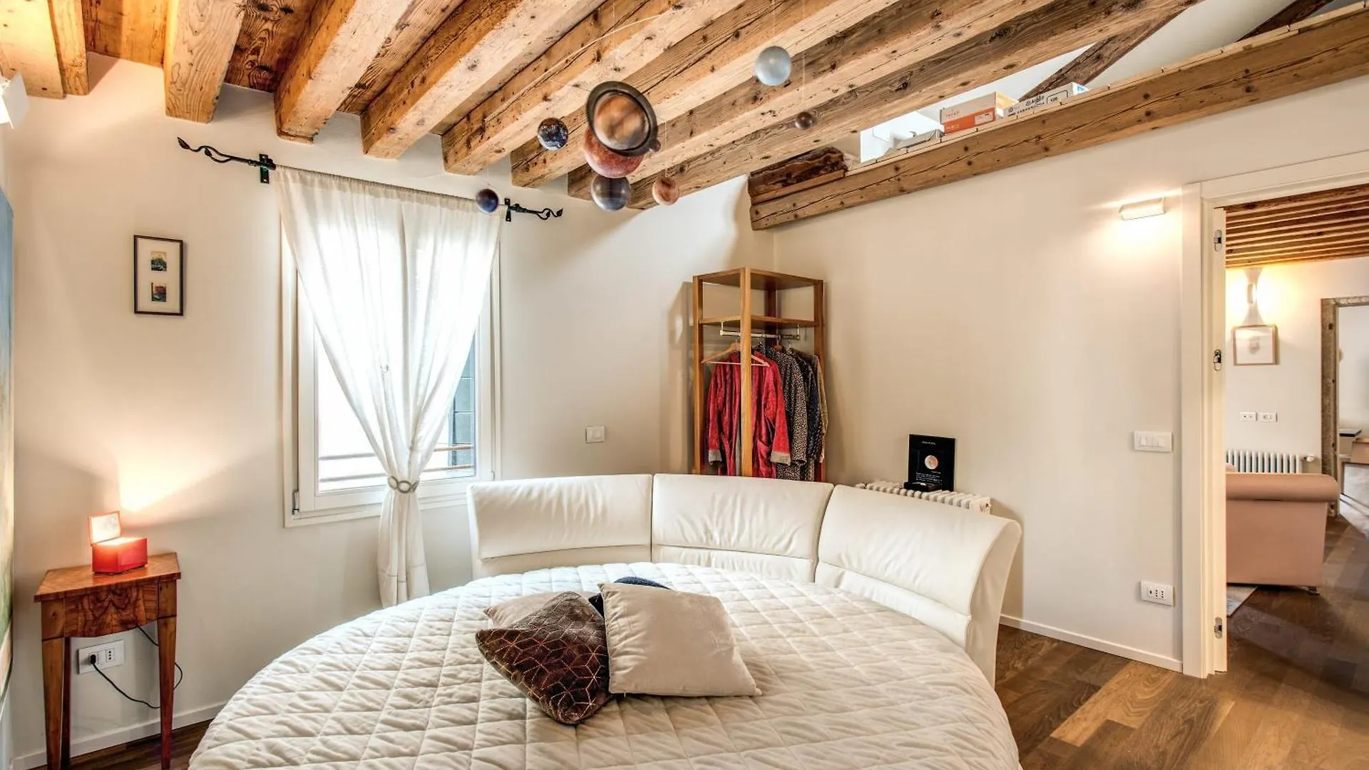 Stunning Venetian Apartment By Biennale Gardens